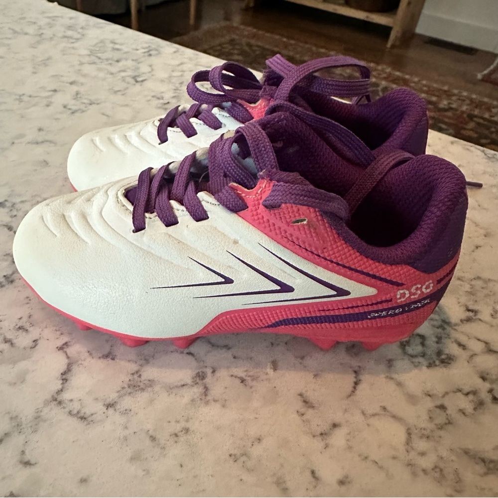 DSG toddler size 8 cleat, excellent condition!